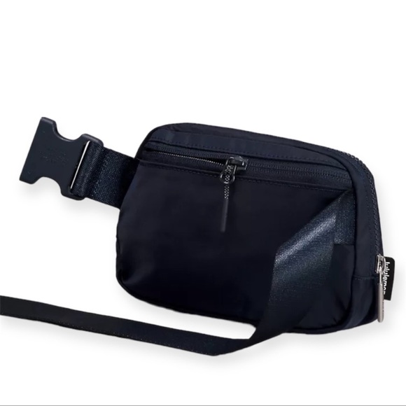 NWT LULULEMON EVERYWHERE BELT BAG NAVY - Picture 3 of 3